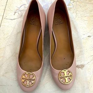 Tory Burch 8.5 Heel Logo Pump Cream